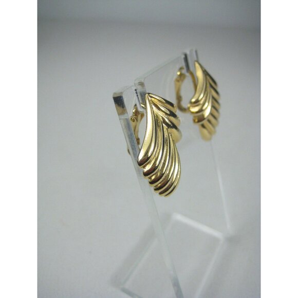 Gold Tone Clip On Earrings Leaf Design Scalloped Edges Vintage 1980 - Picture 5 of 7